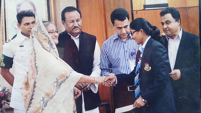 চামেলি খাতুনের বাড়ির দেয়ালে তাঁর সুখস্মৃতির ছবি। ছবি: প্রথম আলো
