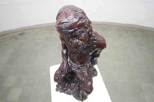 অমিয় শংকর দাসের তৈরি ‘ফিগার স্টাডি’ শিরোনামের ভাস্কর্য