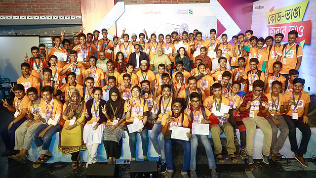 অতিথিদের সঙ্গে প্রোগ্রামিংয়ের বিভিন্ন ক্যাটাগরিতে পুরস্কার পাওয়া শিক্ষার্থীরা। ঢাকা, ২ নভেম্বর। ছবি: শুভ্র কান্তি দাশ