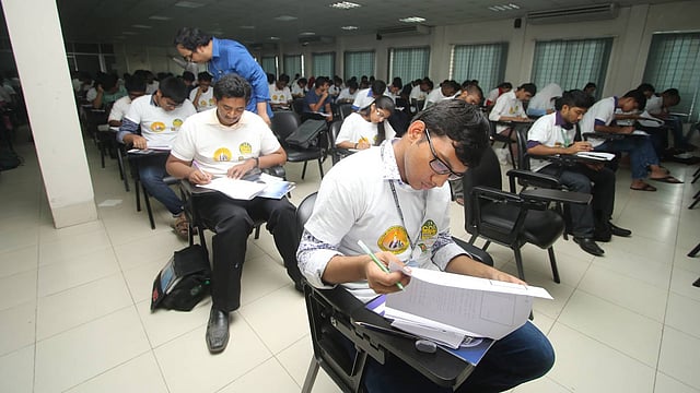 উদ্বোধনের পর দেড় ঘণ্টার একটি লিখিত পরীক্ষা নেওয়া হয়। ছবি: প্রথম আলো