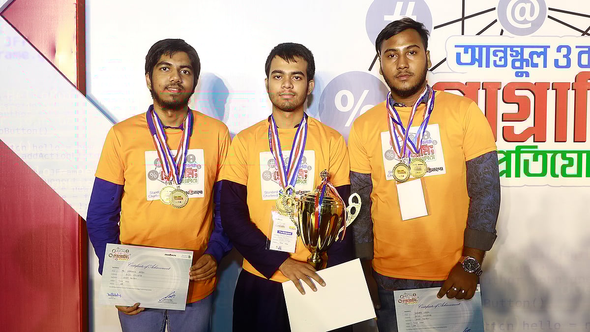 পুরস্কার হাতে স্কুল পর্যায়ের চ্যাম্পিয়ন ঢাকা বিসিআইসি কলেজের বিসিআইসি টু স্লো দলের সদস্যরা। ঢাকা, ২ নভেম্বর। ছবি: শুভ্র কান্তি দাশ