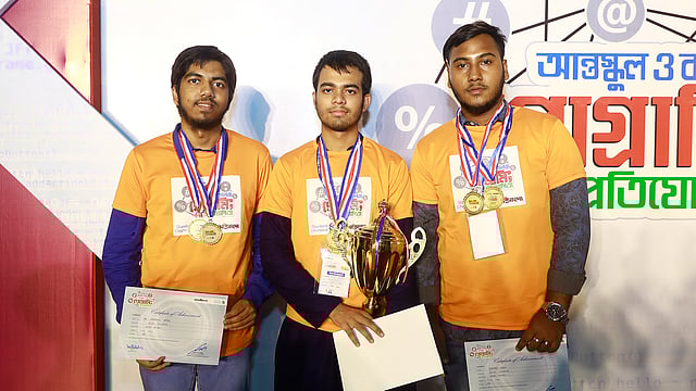 পুরস্কার হাতে স্কুল পর্যায়ের চ্যাম্পিয়ন ঢাকা বিসিআইসি কলেজের বিসিআইসি টু স্লো দলের সদস্যরা। ঢাকা, ২ নভেম্বর। ছবি: শুভ্র কান্তি দাশ