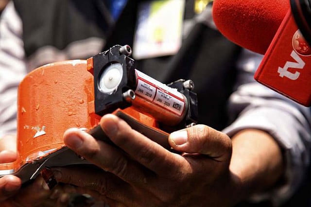 বিধ্বস্ত লায়ন এয়ারের বোয়িং ৭৩৭ ম্যাক্স ৮ উড়োজাহাজটির ব্ল্যাকবক্স উদ্ধার করা হয়েছে। ছবি: এএফপি