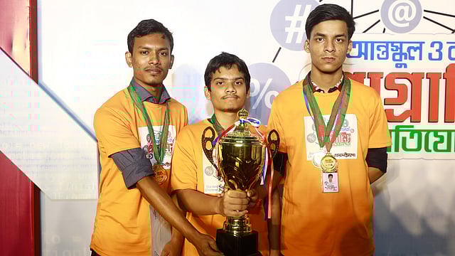 পুরস্কার হাতে কলেজ পর্যায়ের চ্যাম্পিয়ন নটর ডেম কলেজের এনডিসি নাইট কিংয়ের সদস্যরা। ঢাকা, ২ নভেম্বর। ছবি: শুভ্র কান্তি দাশ