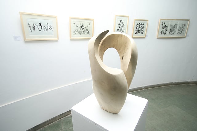 গামারি কাঠের তৈরি ভাস্কর্য। শিল্পী মো. জিল্লুর রহমানের এই ভাস্কর্যের শিরোনাম ‘কম্পোজিশন-২ ’।