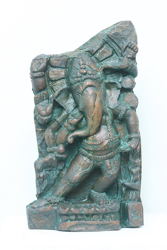 নৃত্যরত গণেশের ভাস্কর্যটি তৈরি করেছেন অচিন্ত্য সাহা রায়।