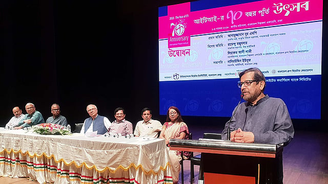 উদ্বোধনী অনুষ্ঠানে বক্তৃতা দেন সংস্কৃতিমন্ত্রী আসাদুজ্জামান নূর