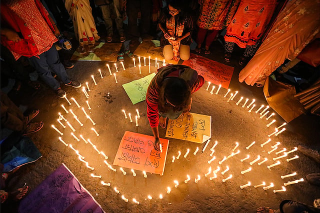 রাত ১২টার পর মোমবাতি প্রজ্বালন ও জাতীয় সংগীত পরিবেশনের মধ্য দিয়ে প্রতিবাদ কর্মসূচি শেষ হয়