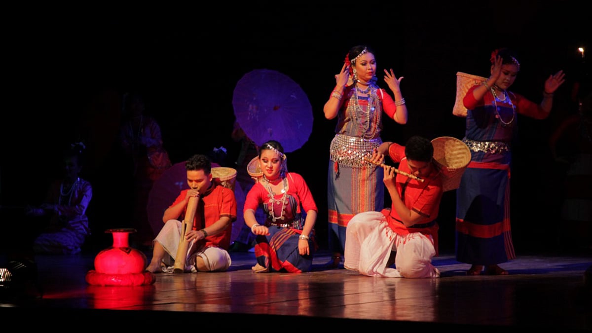 জাতীয় নাট্যশালায় আইটিআই উৎসবের উদ্বোধনীতে ক্ষুদ্র জাতিগোষ্ঠীর নৃত্য পরিবেশনা