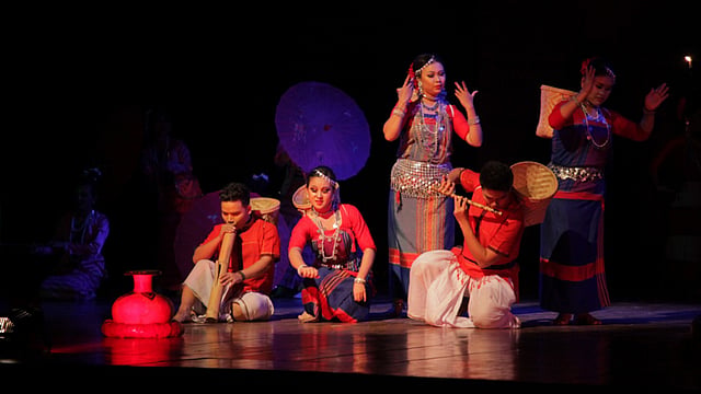 জাতীয় নাট্যশালায় আইটিআই উৎসবের উদ্বোধনীতে ক্ষুদ্র জাতিগোষ্ঠীর নৃত্য পরিবেশনা