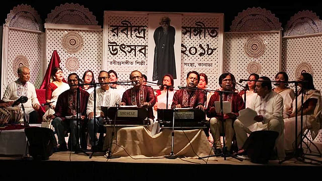 কানাডার টরন্টোয় রবীন্দ্র সংগীত সম্মেলনে শিল্পীদের সমবেত পরিবেশনা। ছবি: প্রথম আলো