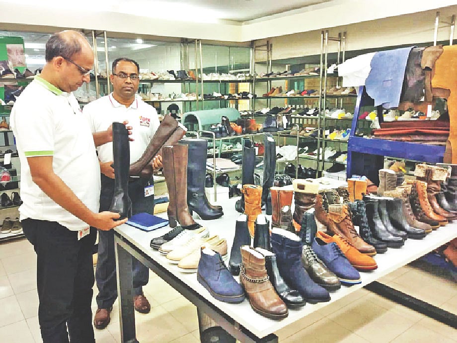 অ্যাপেক্স ফুটওয়্যার রপ্তানির জন্য জুতার নকশা করে নিজেরাই। তাদের কারখানায় নকশা করার জন্য রয়েছে বড় একটি নকশাকেন্দ্র, যার কার্যালয় আছে ইতালিতেও। দেশের নকশা কেন্দ্রে রপ্তানির জন্য তৈরি জুতা দেখাচ্ছেন প্রতিষ্ঠানটির দুজন কর্মী। সম্প্রতি গাজীপুরে।  ছবি: প্রথম আলো