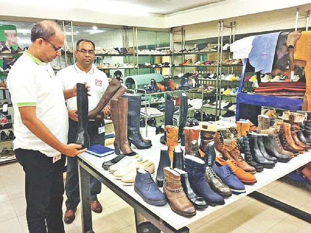 অ্যাপেক্স ফুটওয়্যার রপ্তানির জন্য জুতার নকশা করে নিজেরাই। তাদের কারখানায় নকশা করার জন্য রয়েছে বড় একটি নকশাকেন্দ্র, যার কার্যালয় আছে ইতালিতেও। দেশের নকশা কেন্দ্রে রপ্তানির জন্য তৈরি জুতা দেখাচ্ছেন প্রতিষ্ঠানটির দুজন কর্মী। সম্প্রতি গাজীপুরে।  ছবি: প্রথম আলো