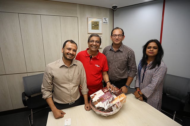 ড্যান কেক-এর পক্ষ থেকে প্রথম আলোকে শুভেচ্ছা জানান প্রতিষ্ঠানটির কর্মকর্তারা