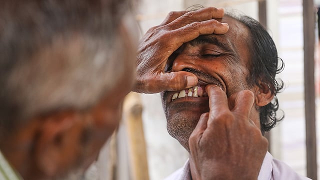 বসানো হচ্ছে নতুন দাঁত।