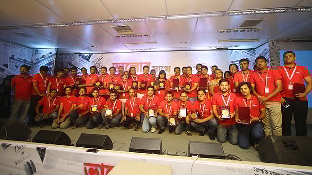 একসঙ্গে প্রথম আলোর বর্ষসেরা কর্মীরা।