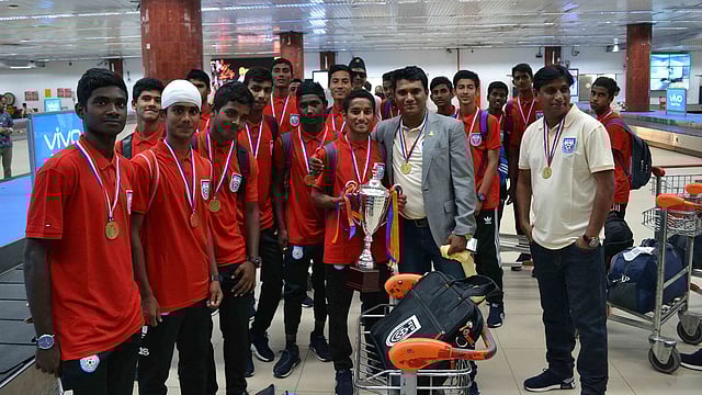 সফল দলের সঙ্গে সফল কোচ। সৌজন্য ছবি