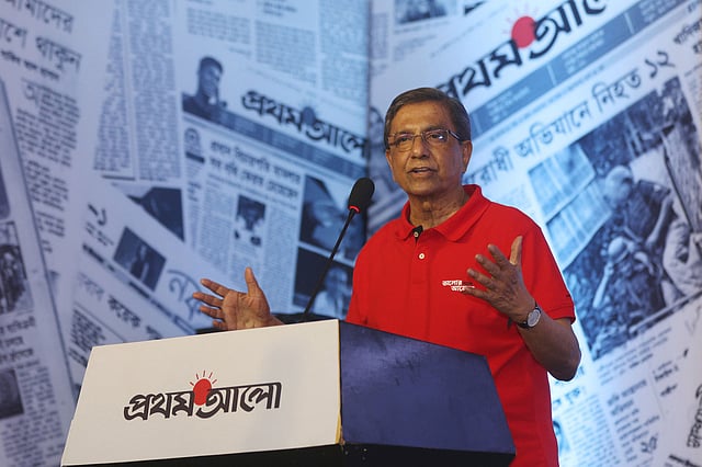 প্রতিষ্ঠাবার্ষিকীর অনুষ্ঠানে বক্তব্য দিচ্ছেন প্রথম আলোর সম্পাদক ও প্রকাশক মতিউর রহমান। কারওয়ান বাজার, ঢাকা, ৪ নভেম্বর। ছবি: আবদুস সালাম