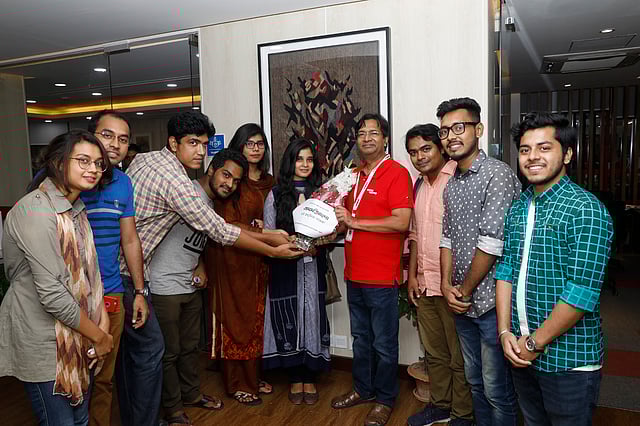 স্টেট ইউনিভার্সিটি জার্নালিস্টস অ্যাসোসিয়েশনের পক্ষ থেকে প্রথম আলোকে শুভেচ্ছা জানানো হয়