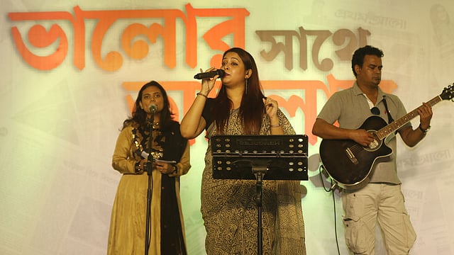 শিল্পী সোমনুর মনির কোনালের দেশাত্মবোধক গানের মধ্য দিয়ে প্রতিষ্ঠাবার্ষিকীর অনুষ্ঠানের সূচনা হয়। কারওয়ান বাজার, ঢাকা, ৪ নভেম্বর। ছবি: আবদুস সালাম