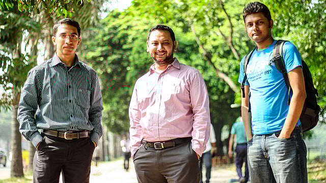 মেধাবীদের খুঁজে এনে তাঁদের জীবন বদলে দিয়েছেন তিন তরুণ। বাঁ থেকে সাইফুর রহমান, নূর খান ও এনায়েত হোসেন রাজিব। ছবি: প্রথম আলো