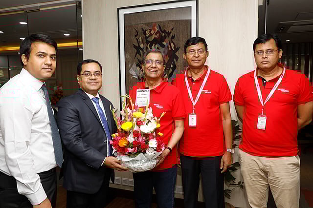 শুভেচ্ছা জানাতে এসেছিলেন মার্কেন্টাইল ব্যাংকের কর্মকর্তারা