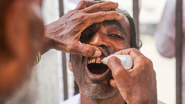 মাড়িতে সেই কেমিক্যালের তৈরি মাংস বসাতে আবার কেমিক্যাল দেওয়া হচ্ছে।