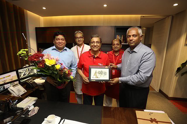 শুভেচ্ছা জানাতে আসেন ‘রবি’র কর্মকর্তারা