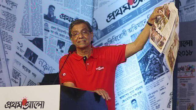 বক্তব্য দিচ্ছেন প্রথম আলোর সম্পাদক ও প্রকাশক মতিউর রহমান।