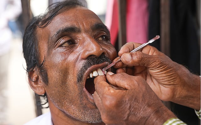 রাস্তার ওপর দোকান হওয়ায় যন্ত্রপাতিগুলো সঠিকভাবে পরিষ্কার করা সম্ভব হয় না। এর ফলে অপরিষ্কার যন্ত্রপাতি ব্যবহারের করা হচ্ছে একাধিক রোগীর চিকিৎসায়।