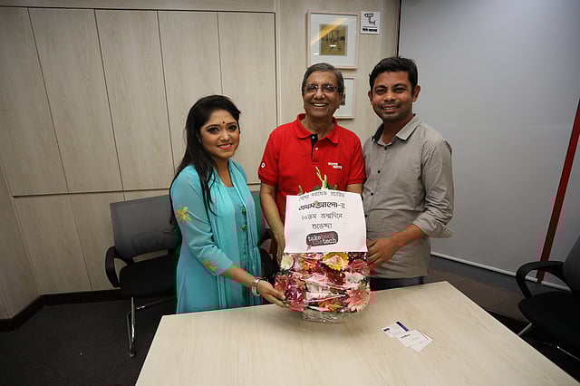 টেক বেক দ্যা টেক-এর পক্ষ থেকে শুভেচ্ছা জানানো হয় প্রথম আলোকে