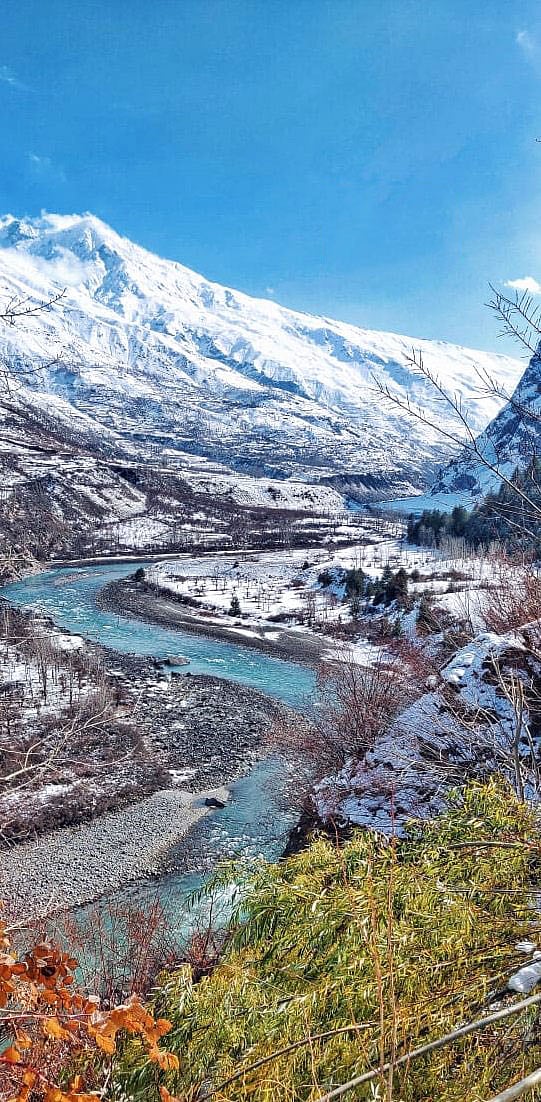 উত্তরাখন্ডের চন্দ্রভাগা নদীর তীর তুষারপাতে ঢাকা। ছবি: টুইটার