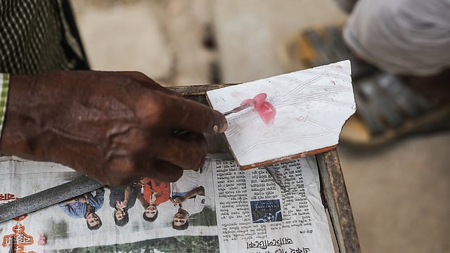 দাঁত আটকাতে কৃত্রিমভাবে মাংস তৈরি করবে এই কেমিক্যাল। টাইলসের টুকরায় চলছে তারই মিশ্রণ।