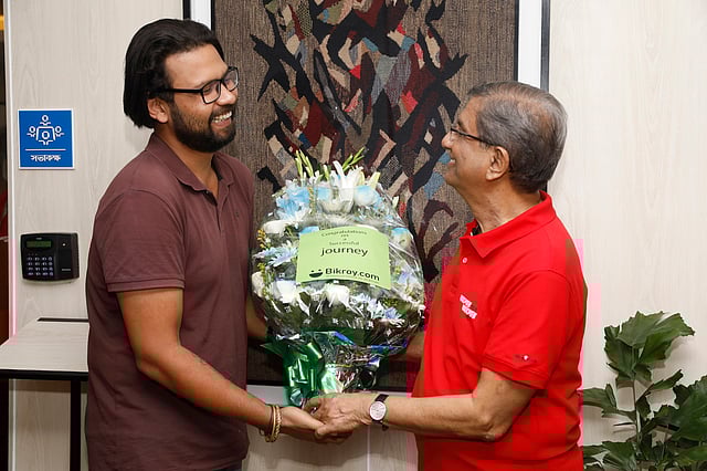 বিক্রয় ডট কমের পক্ষ থেকে প্রথম আলো সম্পাদককে শুভেচ্ছা জানানো হয়