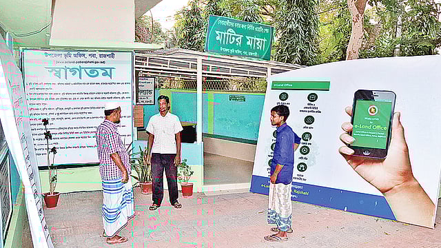 রাজশাহীর পবা উপজেলার ভূমি অফিসে তিন বছর আগে শুরু হয়েছে মাটির মায়া সেবা কার্যক্রম। গতকাল বিকেলে।  ছবি: প্রথম আলো