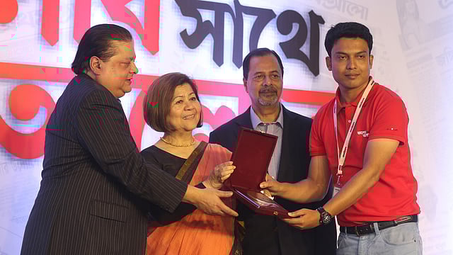 প্রথম আলোর প্রকাশনা প্রতিষ্ঠান মিডিয়া স্টারের পরিচালনা পর্ষদের সদস্যদের হাত থেকে পুরস্কার গ্রহণ করছেন নিজস্ব প্রতিবেদক মো. রানা আব্বাস।