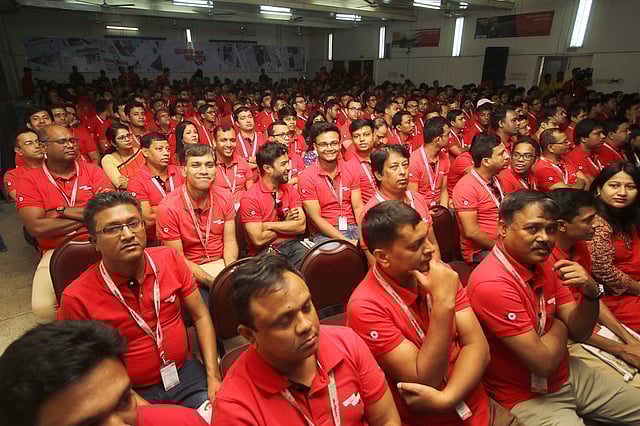 কারওয়ান বাজারের সিএ ভবন মিলনায়তনে প্রথম আলোর প্রতিষ্ঠাবার্ষিকী উদযাপনে যোগ দেন কর্মীরা। ঢাকা, ৪ নভেম্বর। ছবি: আবদুস সালাম