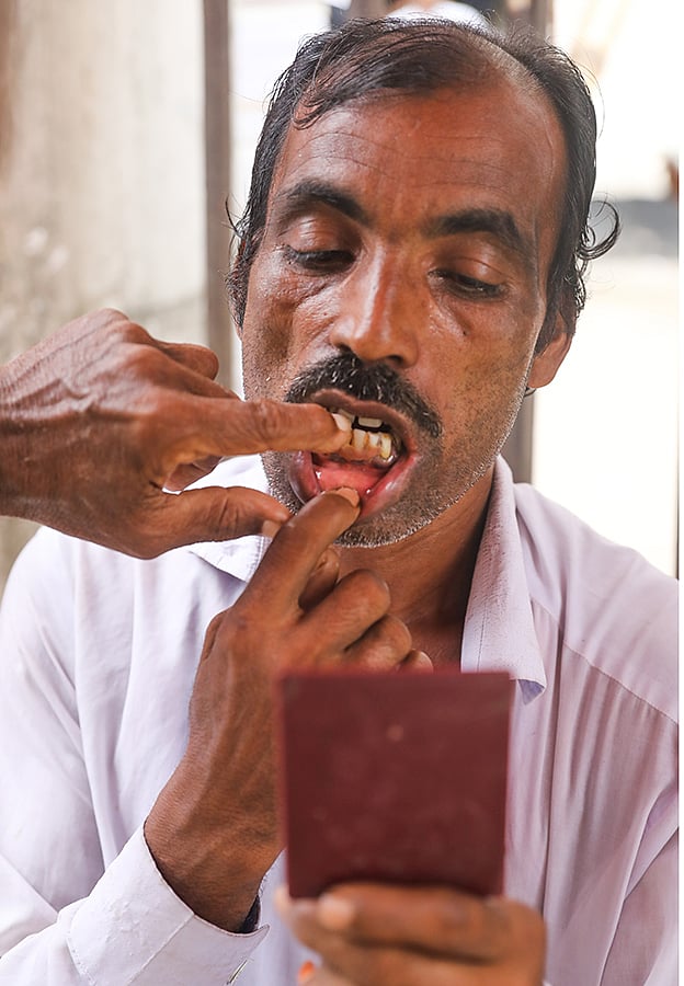 চিকিৎসা শেষ। আয়নায় দেখে নিচ্ছেন কেমন হলো নতুন দাঁত। হাতুড়ে ডাক্তারের নির্দেশ, ‘ঘণ্টাখানেক কিছু খাবেন না।’