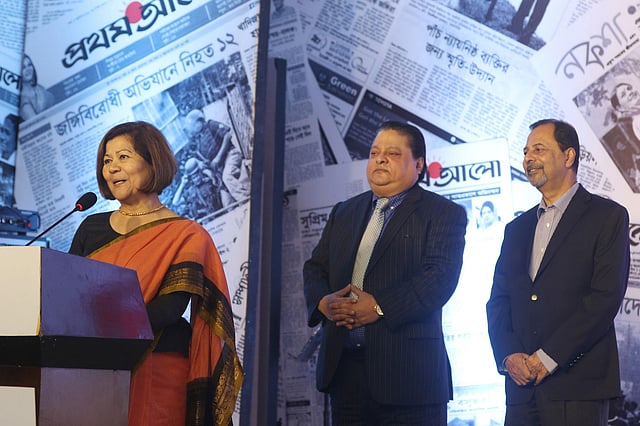 প্রথম আলোর ২০তম প্রতিষ্ঠাবার্ষিকীর অনুষ্ঠানে প্রথম আলোর প্রকাশনা প্রতিষ্ঠান মিডিয়া স্টারের পরিচালনা পর্ষদের সদস্য (বাঁ থেকে) রোকিয়া আফজাল রহমান, আরশাদ ওয়ালিউর রহমান ও আতিকুর রহমান। সিএ ভবন, কারওয়ান বাজার, ঢাকা, ৪ নভেম্বর। ছবি: আবদুস সালাম