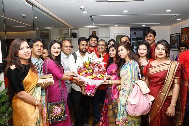 বন্ধুসভার পক্ষ থেকে শুভেচ্ছা জানানো হয় প্রথম আলোকে