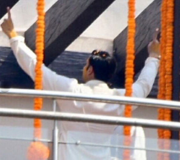 ব্যালকনিতে সাদা পাঞ্জাবি আর লাল তিলক পরে নাচছেন রণবীর সিং