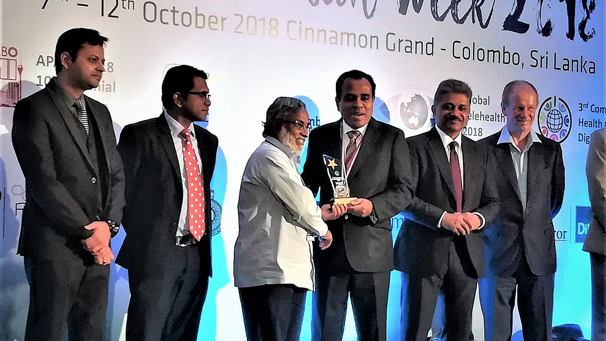 ১২ অক্টোবর কলম্বোতে টেলিমেডিসিন-বাংলাদেশের হয়ে পুরস্কার গ্রহণ করছেন খোন্দকার সিদ্দিকি-ই রব্বানী। ছবি: সংগৃহীত