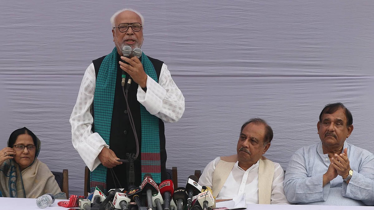 রাজধানীর মতিঝিলে কৃষক শ্রমিক জনতা লীগের কেন্দ্রীয় কার্যালয়ে সংবাদ সম্মেলনে কাদের সিদ্দিকী। ছবি: আবদুস সালাম