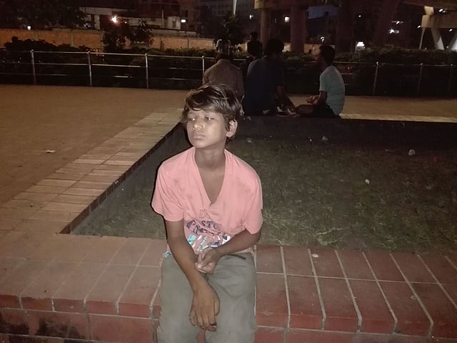 ঘুমের ঘোর কাটেনি রাজুর। ঢাকা, ২০ অক্টোবর। ছবি: প্রথম আলো