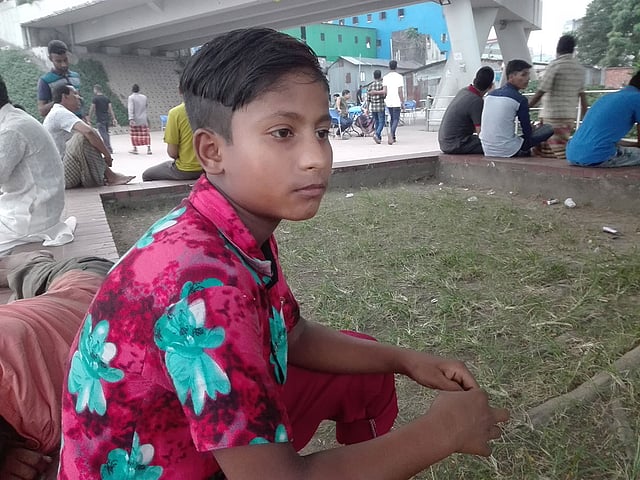 নাম তার জাকির ইমন। একটি কারখানার পানি সরবরাহকারী হিসেবে কাজ করে সে। ঢাকা, ২০ অক্টোবর। ছবি: প্রথম আলো