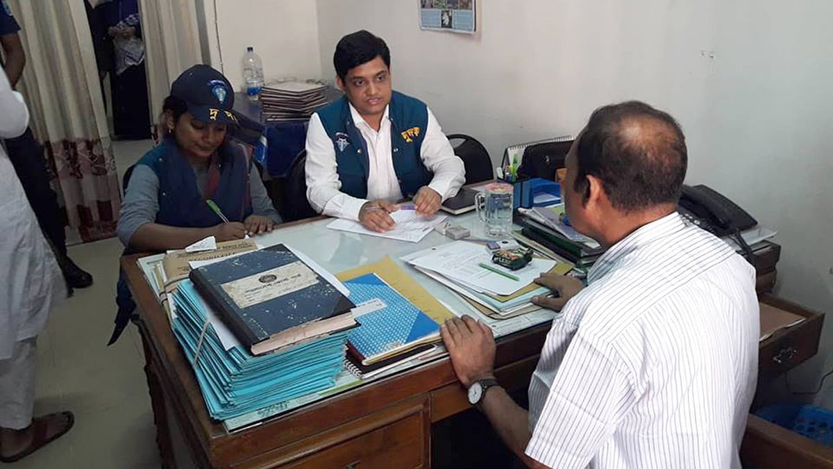 রাজধানীর সেগুনবাগিচায় হিসাব মহানিয়ন্ত্রকের (সিজিএ) কার্যালয়ে অভিযানে দুর্নীতি দমন কমিশনের (দুদক) দুই কর্মকর্তা। ছবি: সংগৃহীত