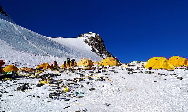 এভারেস্ট যেন পরিণত হয়েছে ময়লার ভাগাড়ে। ছবি: এএফপি