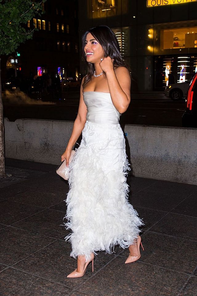 আমস্টারডামে এক রেস্তোরাঁর বাইরে প্রিয়াঙ্কা চোপড়া