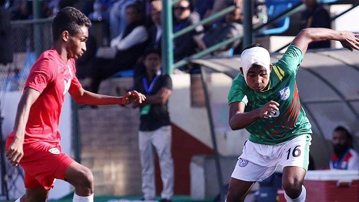 মালদ্বীপের বিপক্ষে মাথায় ব্যান্ডেজ নিয়েই খেলেছিল নাজমুল। ছবি: সংগৃহীত