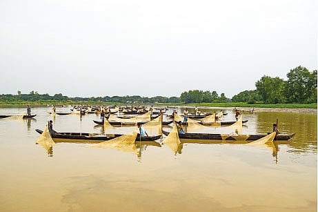 কার্পজাতীয় মাছের প্রাকৃতিক প্রজননস্থান চট্টগ্রামের এই হালদা নদী। গত বছর ডিম সংগ্রহের চিত্র। ছবি: প্রথম আলো